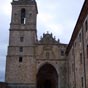 Monastère d'Irache : Mentionné dès 958, le monastère d'Irache, au pied du mont Montejurra, se présente sous la forme d'un vaste quadrilatère flanqué d'une église romane à tour carrée, qui existait sans doute dès l'époque wisigothique. Les travaux de l'égl